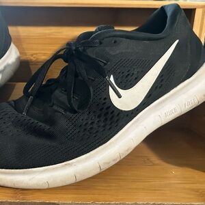 Nike Men's Black and White Free RN Shoes